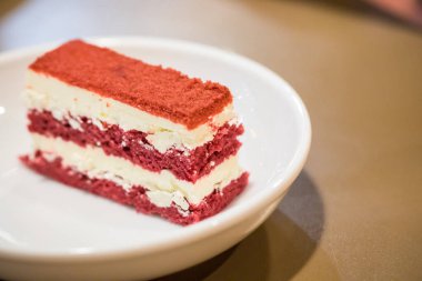 Bir dilim çikolatayla bir parça keki kapat.