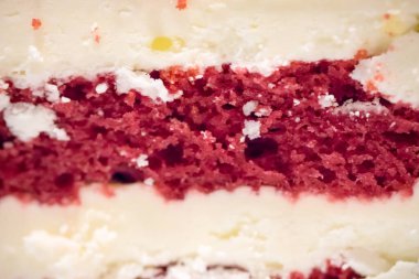 Beyaz arka planda böğürtlenli lezzetli pasta