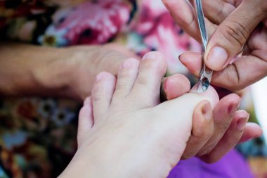 Bir kadının ellerini manikürle kapat.