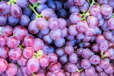 Beyaz arka planda taze kırmızı üzümler