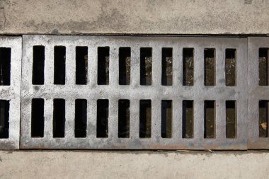 Büyük pencereli paslı metal çit.