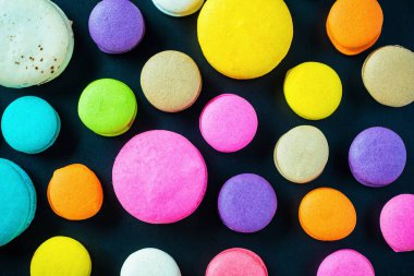 Yeşil arka planda renkli badem kurabiyeleri