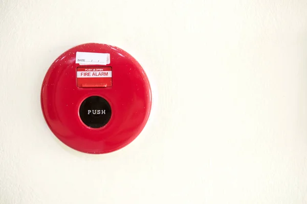 在白色背景上的红色消防栓 — 图库照片