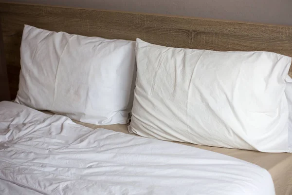 寝室のインテリアのベッドの上の白い枕 — ストック写真