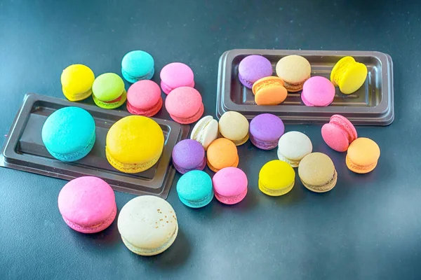 Macarons Colorés Sur Fond Bleu — Photo