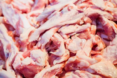 Markette çiğ tavuk eti