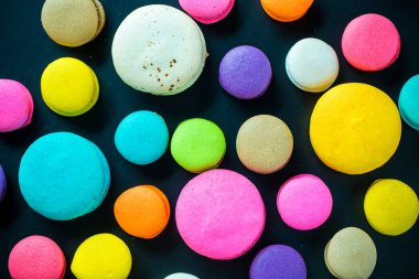 mavi bir arka plan üzerinde renkli macaroons