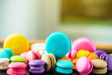 Beyaz arkaplanda renkli badem kurabiyeleri