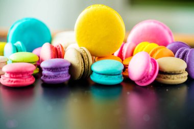 Beyaz arkaplanda renkli badem kurabiyeleri