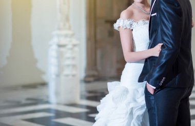 Gelin ve damat düğün kemerinin arkasında