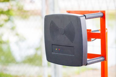 Sokakta yangın musluğu var.