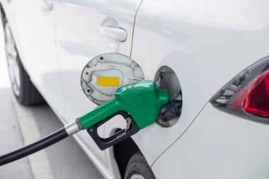 Yakıt pompasını yağ başlığıyla dolduruyorum.