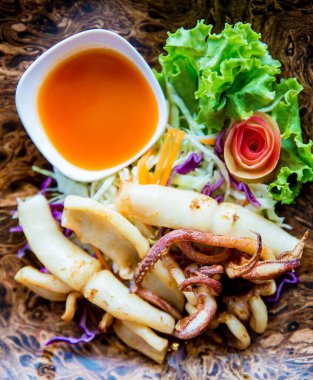 Soslu ve sebzeli kızarmış kalamar.