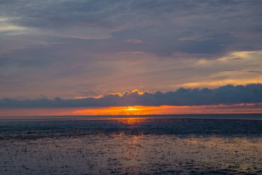 Denizin üzerinde güzel bir gün batımı