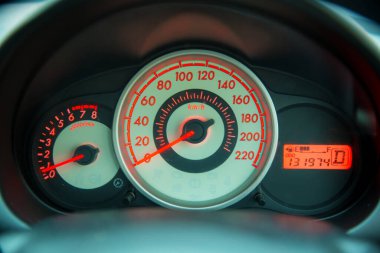 Bir arabanın hız göstergesine yakın çekim