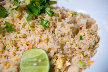 Tayland usulü pilav, tavuk ve sebzeli.