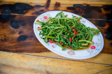 Sebzeli ve otlu taze salata