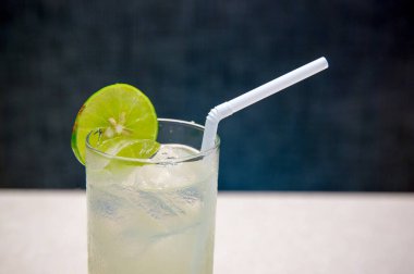 Limonlu ve buzlu bir bardak limonata.