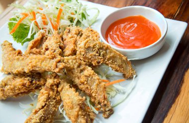 Soslu ve sebzeli kızarmış tavuk.