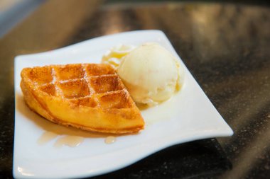 Dondurma ve çikolatalı lezzetli waffle.