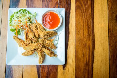 Soslu ve sebzeli kızarmış balık.