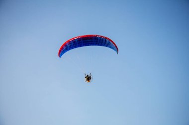 Gökyüzünde uçan paraglider