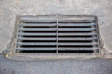 Duvardaki paslı metal boru.