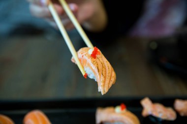 Somon ve sebzeli suşi.