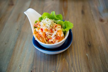 Tavuk ve sebzeli salata.