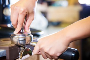 Barista kafede kahve yapıyor.
