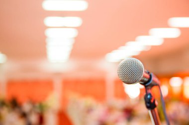 mikrofon konferans salonunun arka planında..