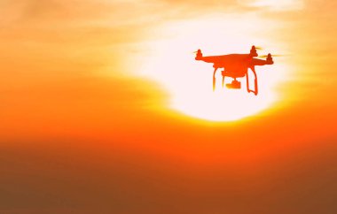 İHA günbatımı gökyüzünde uçuyor