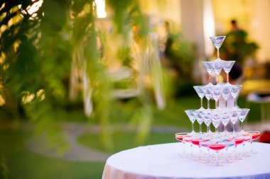 Çiçekli ve mumlu düğün pastası