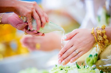 Gelinin elinde alyanslar