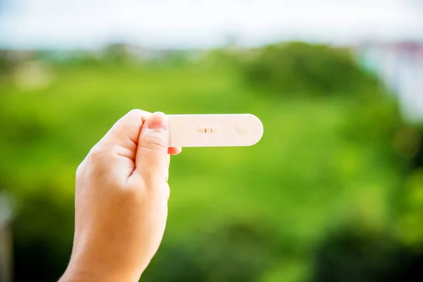 Mão Segurando Smartphone Com Fundo Branco — Fotografia de Stock