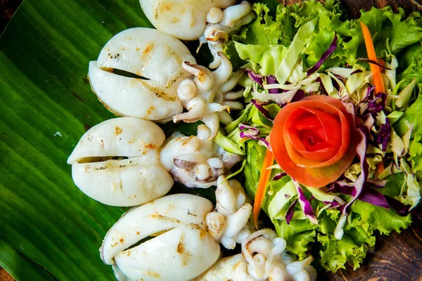 Fresh Salad Shrimp Squid Onion Lettuce Garlic — Stockfoto