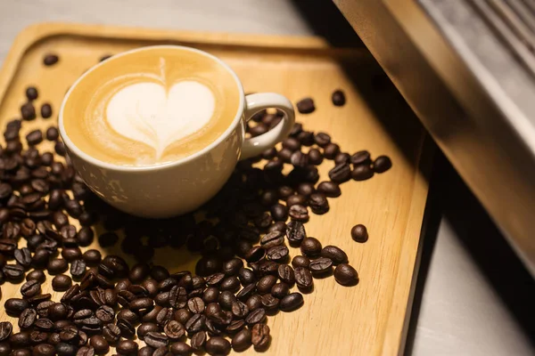 一杯咖啡和一颗木制背景的心 — 图库照片