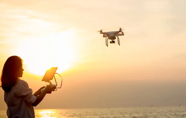 Junge Frau Mit Drohne Fliegt Den Himmel — Stockfoto