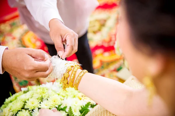 Handen Van Een Jong Paar Met Een Boeket Bloemen — Stockfoto