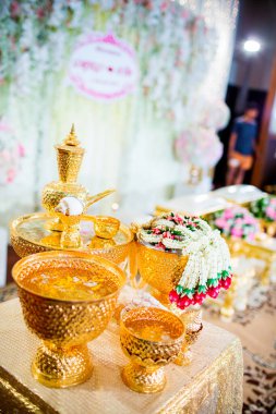 Mumlu ve çiçekli düğün pastası