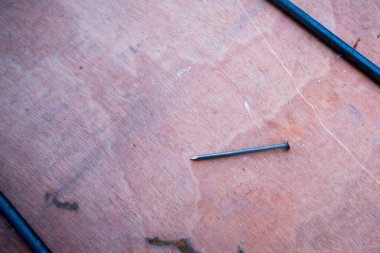 Beyaz arkaplan desenli ahşap bir masayı kapat