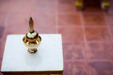 Bir şişe suyla ahşap bir masaya yaklaş.