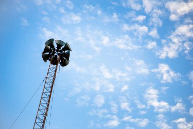 Mavi gökyüzü olan bir binanın yüksek açılı görüntüsü.