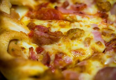 Peynirli ve domatesli pizza.