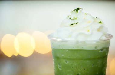 Dondurma ve sütle buzlu kibrit latte.