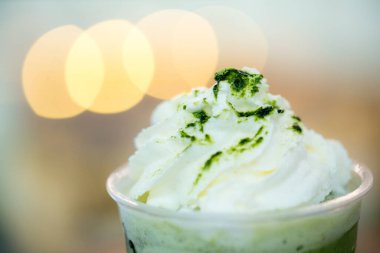 Dondurma beyaz arka planda bir fincanda