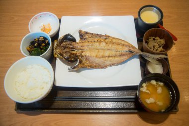 Soslu ve sebzeli ızgara balık.