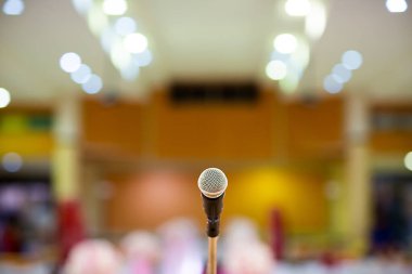 Konser salonundaki ya da konferans salonundaki mikrofon arka plan için yumuşak ve bulanık. Mikrofon konferans salonunun ya da seminer salonunun bulanık fotoğrafı üzerinde..