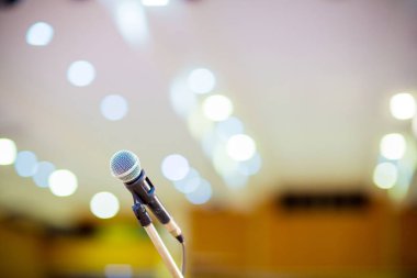 Konser salonundaki ya da konferans salonundaki mikrofon arka plan için yumuşak ve bulanık. Mikrofon konferans salonunun ya da seminer salonunun bulanık fotoğrafı üzerinde..