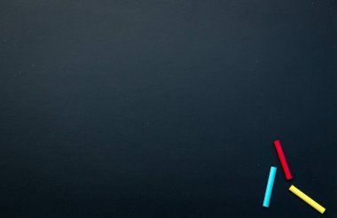 Siyah arkaplanda renkli tebeşir kalemleri